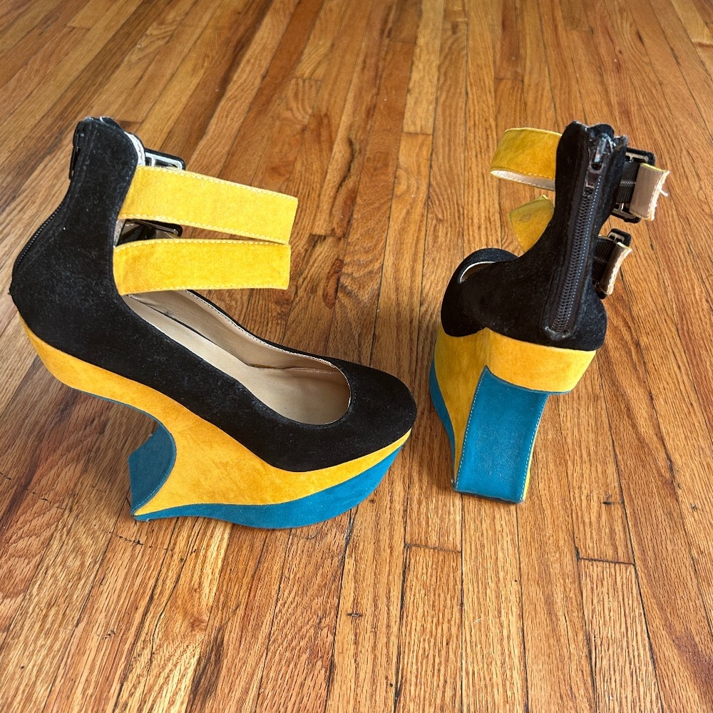 Bumper curved wedge high heel